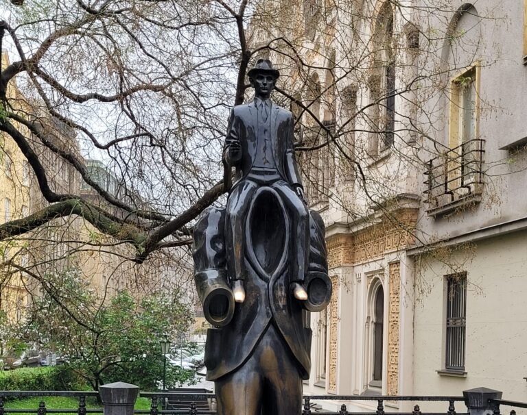 Franz Kafka monument Prahas. Skulptor Jaroslav Rona
